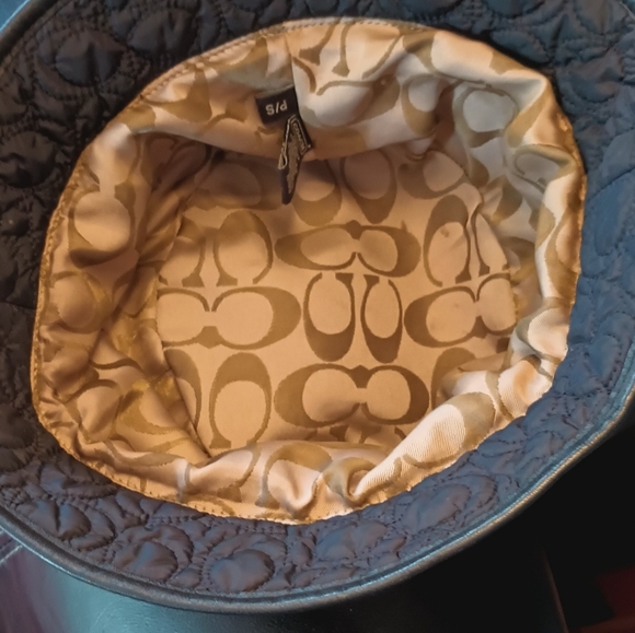 Coach hat super cute sz sm black. Excellent condition!! - Picture 5 of 6